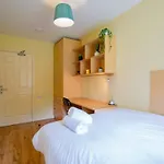 29 - Spacious 2br - Sleeps 6 * Galway